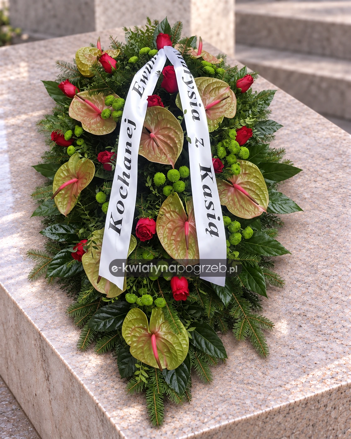 Zielonkawe anturium, czerwone róże i drobne zielone kwiaty w wydłużonej wiązance z igliwiem.