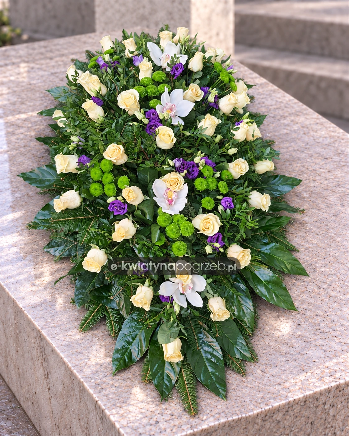 Kremowożółte róże, białe storczyki, fioletowa eustoma i zielone kwiaty w wydłużonej wiązance.